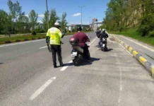 Kastamonu’da Motosiklet Sürücüsünün Tehlikeli Hareketleri Vatandaşlardan Tepki Çekti
