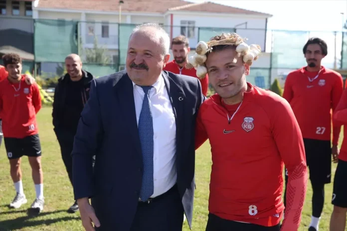 Alatarla İlkokulu Öğrencilerinden Kastamonuspor'a Anlamlı Hediye