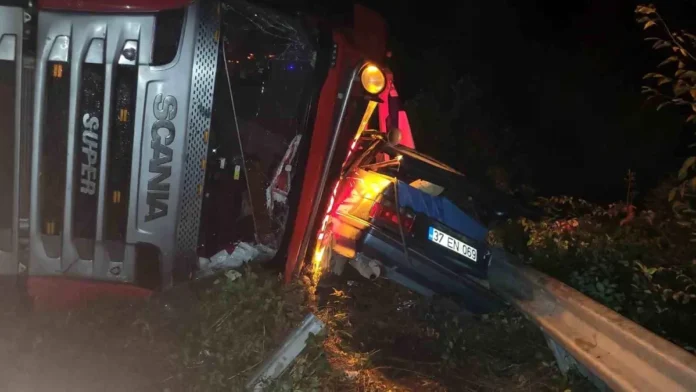 Kastamonu'da Tır Devrildi, İki Kişi Yaralandı