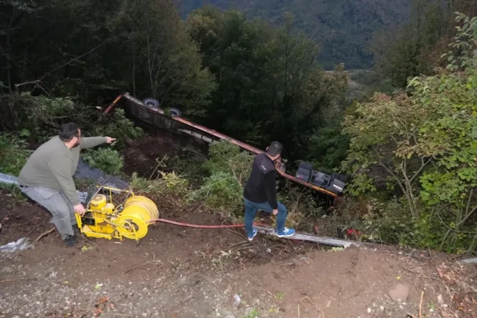 Kastamonu'da Tır Şarampole Devrildi, Sürücü 2 Saatte Kurtarıldı