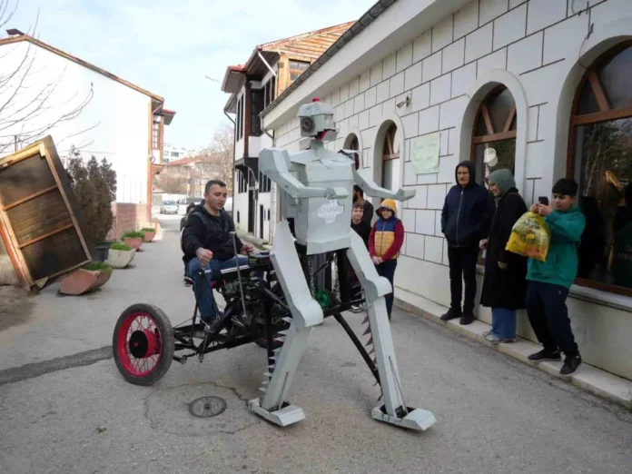 Hurda malzemelerden robot yaptı: Gören telefonuna sarılıyor