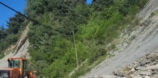 İnebolu’da Heyelan: Kaya Parçaları Yolu Kapattı