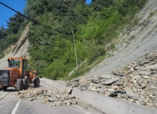 İnebolu’da Heyelan: Kaya Parçaları Yolu Kapattı